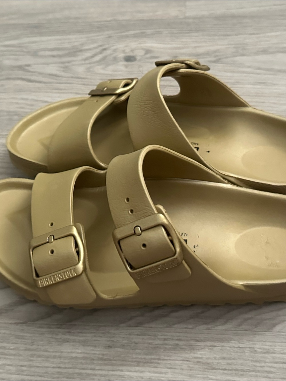 Birkenstock Arizona EVA sandals in the "Glamour Gold" colorway. - Picture 4 of 6